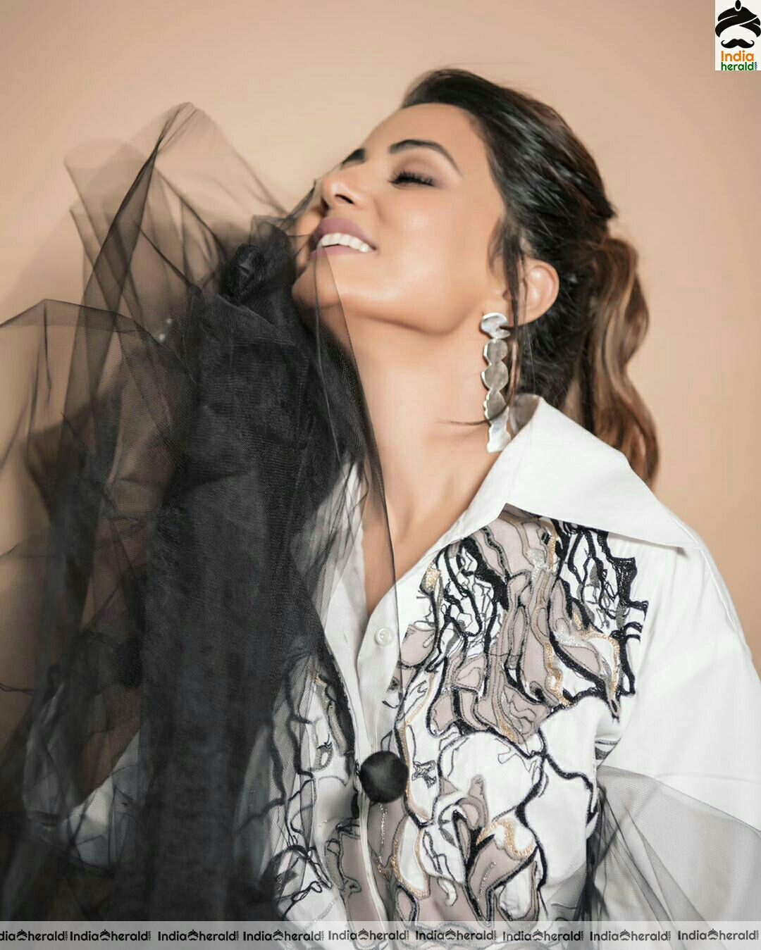 Hina Khan Cute Black and White Stills