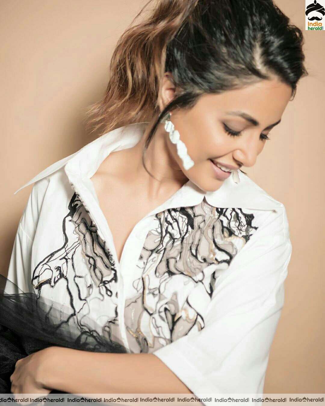 Hina Khan Cute Black and White Stills