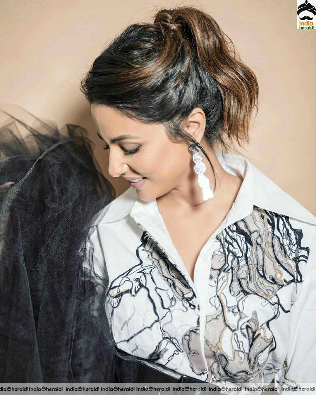 Hina Khan Cute Black and White Stills