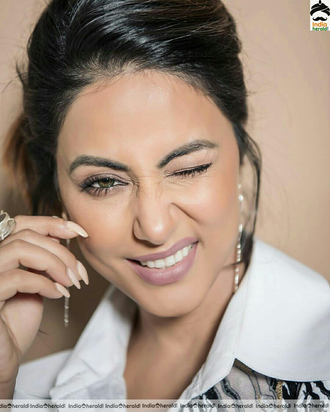 Hina Khan Cute Black and White Stills