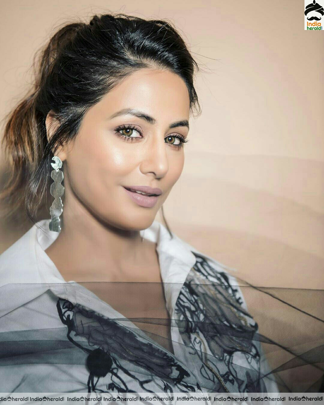 Hina Khan Cute Black and White Stills
