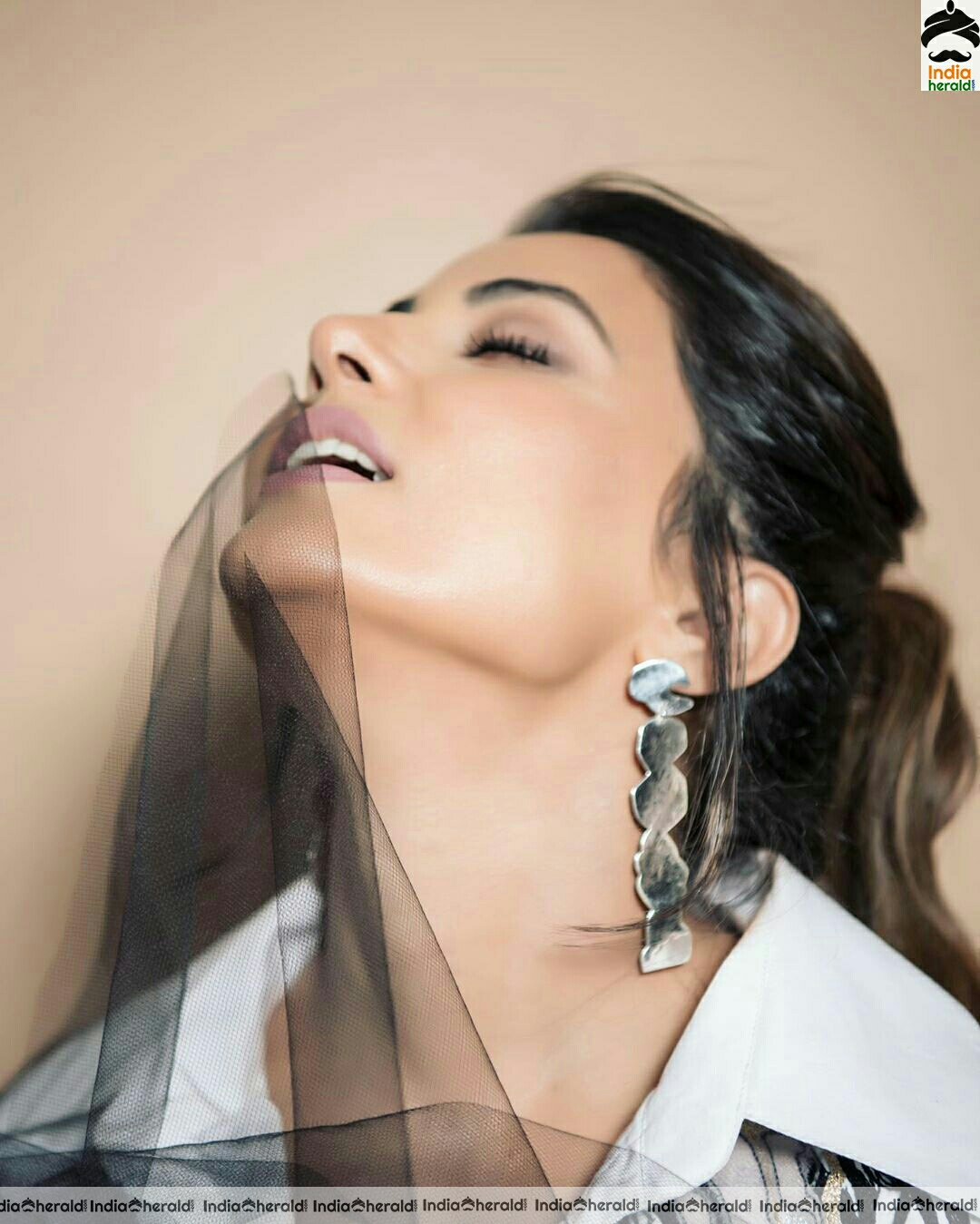 Hina Khan Cute Black and White Stills