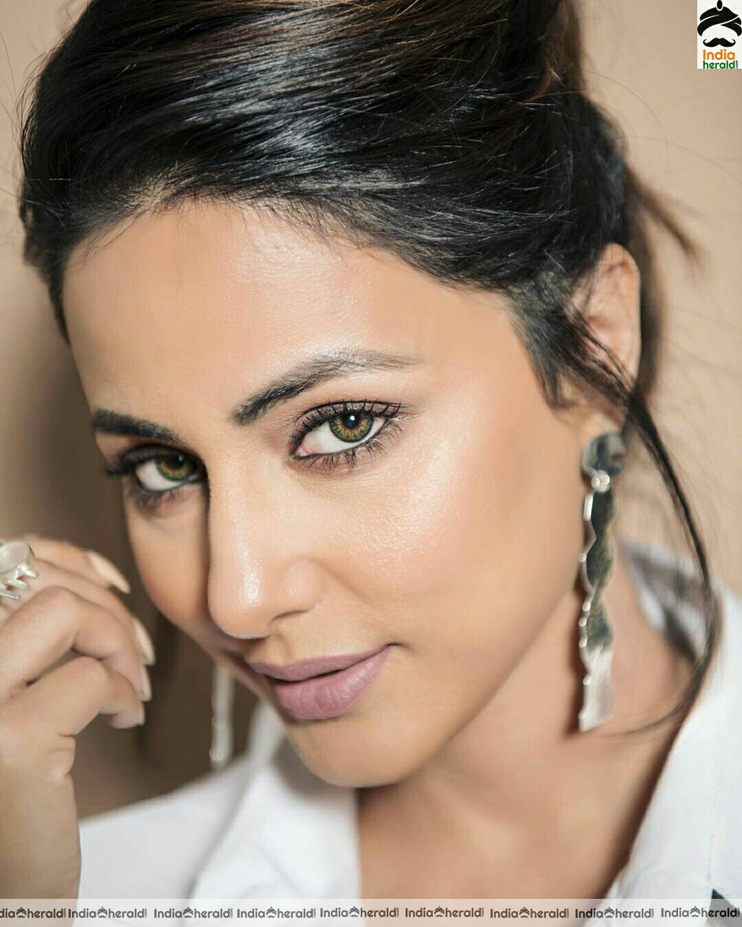 Hina Khan Cute Black and White Stills