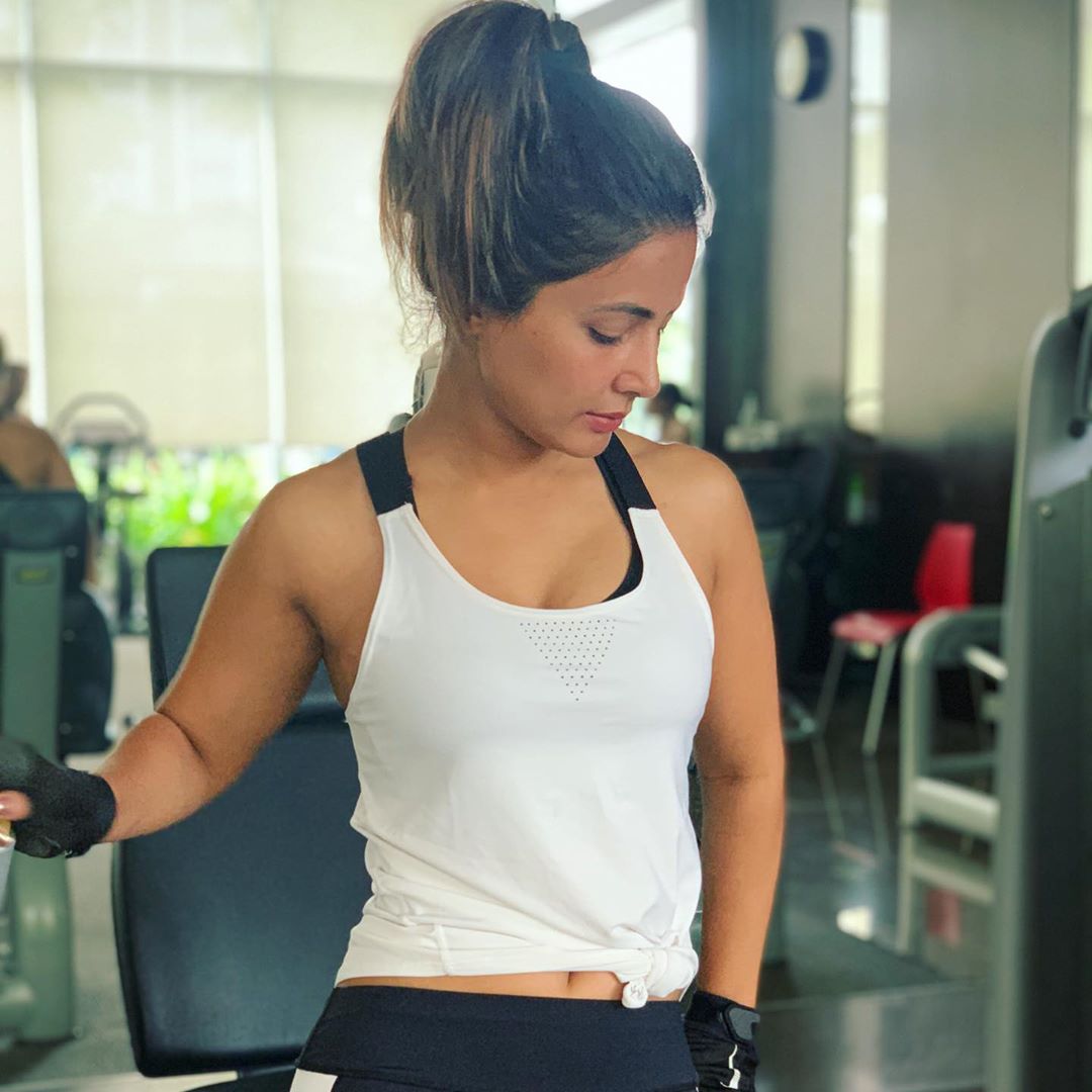 Hina Khan Flaunts Her Sexy Abs At The Gym