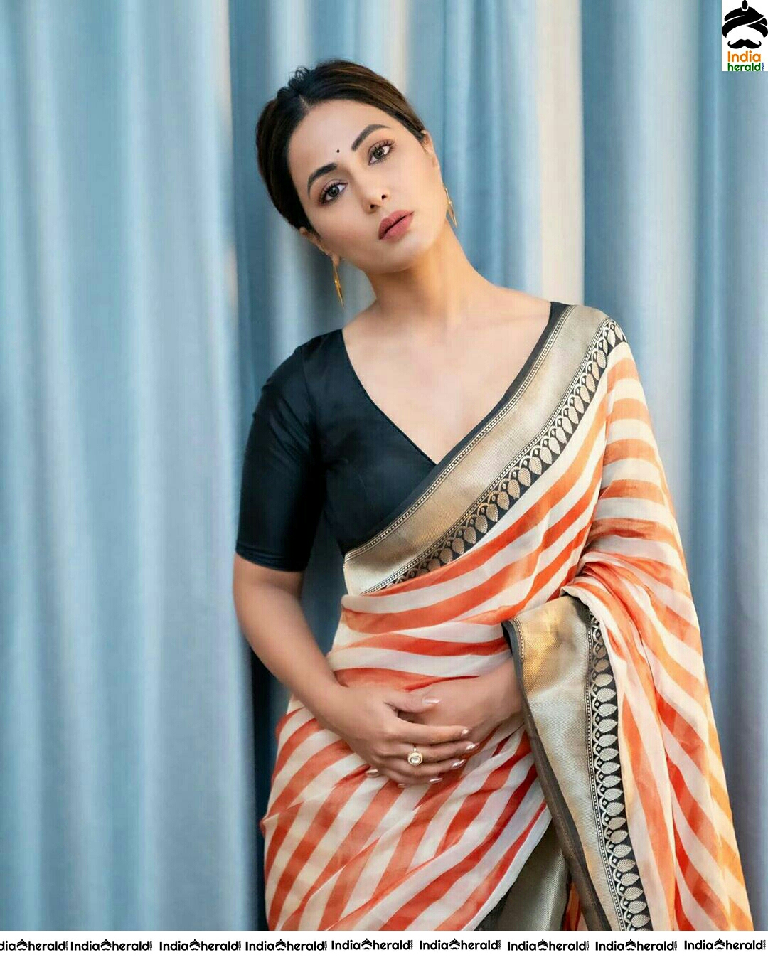 Hina Khan Hot In Sleeveless Blouse And Saree