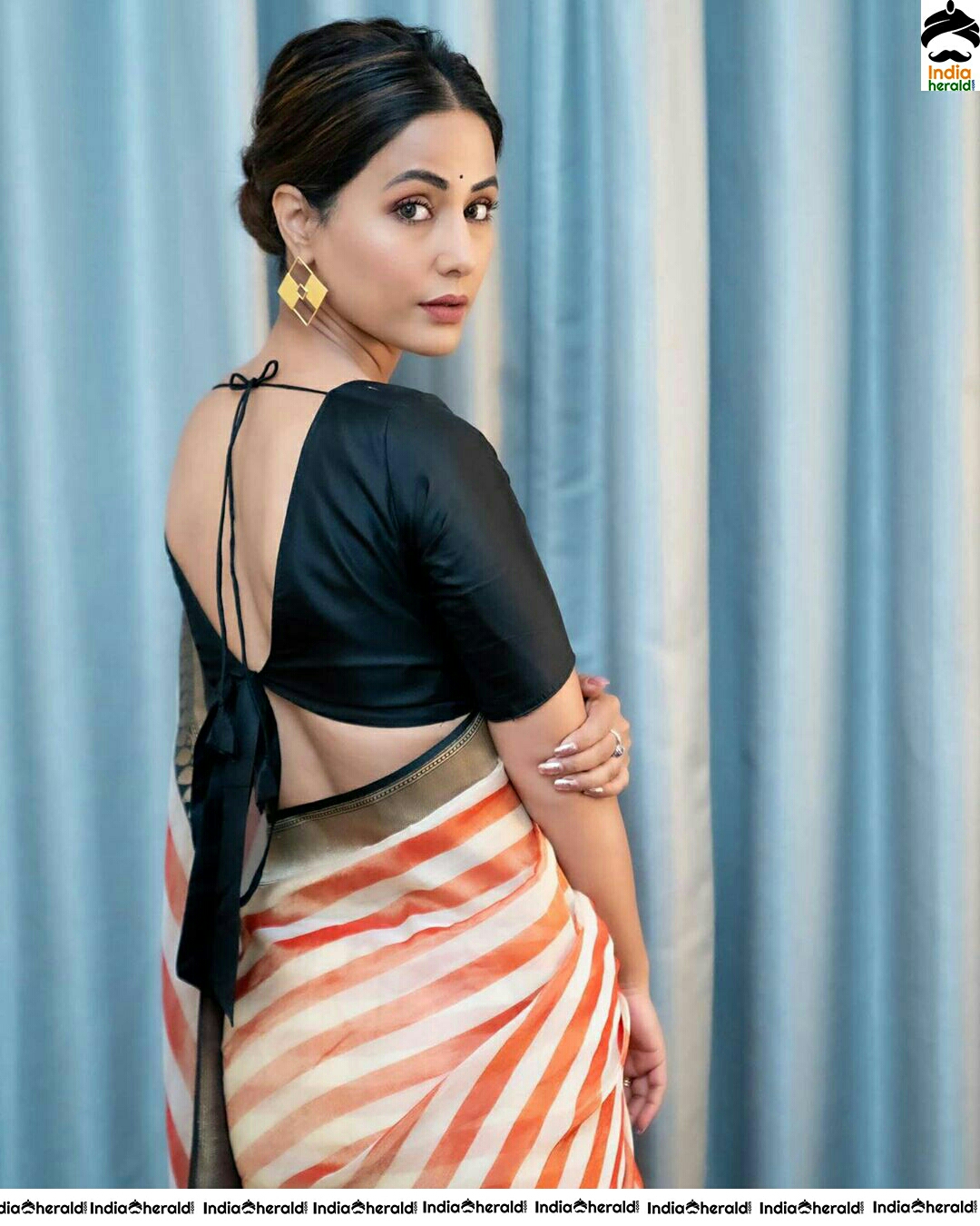 Hina Khan Hot In Sleeveless Blouse And Saree