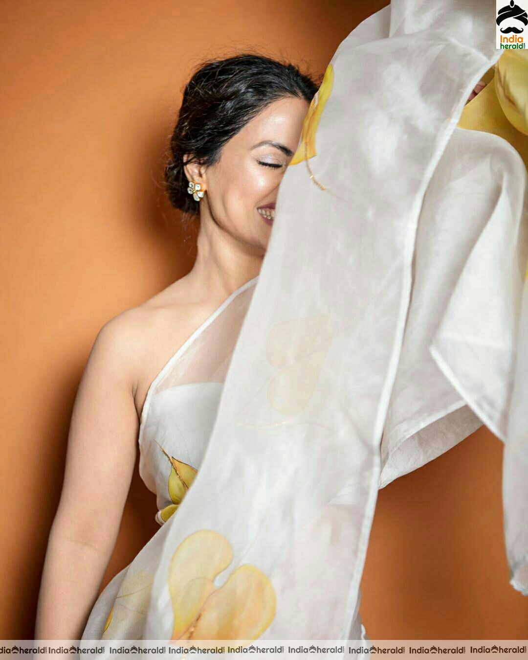 Hina khan Hot Tubeless Blouse and White Transparent Saree Stills