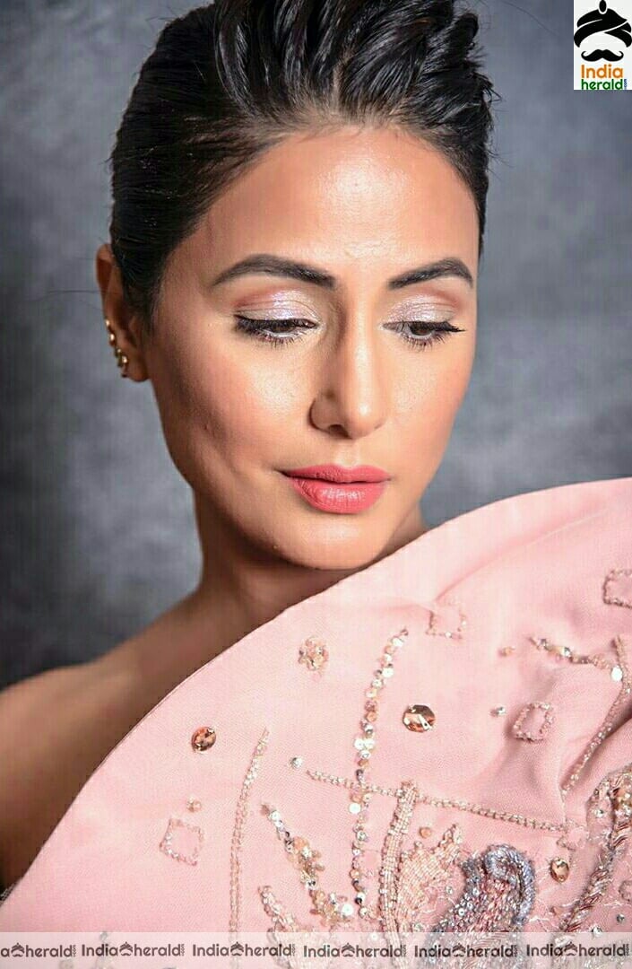 Hina Khan Looking hot in cream and peach attire set 1