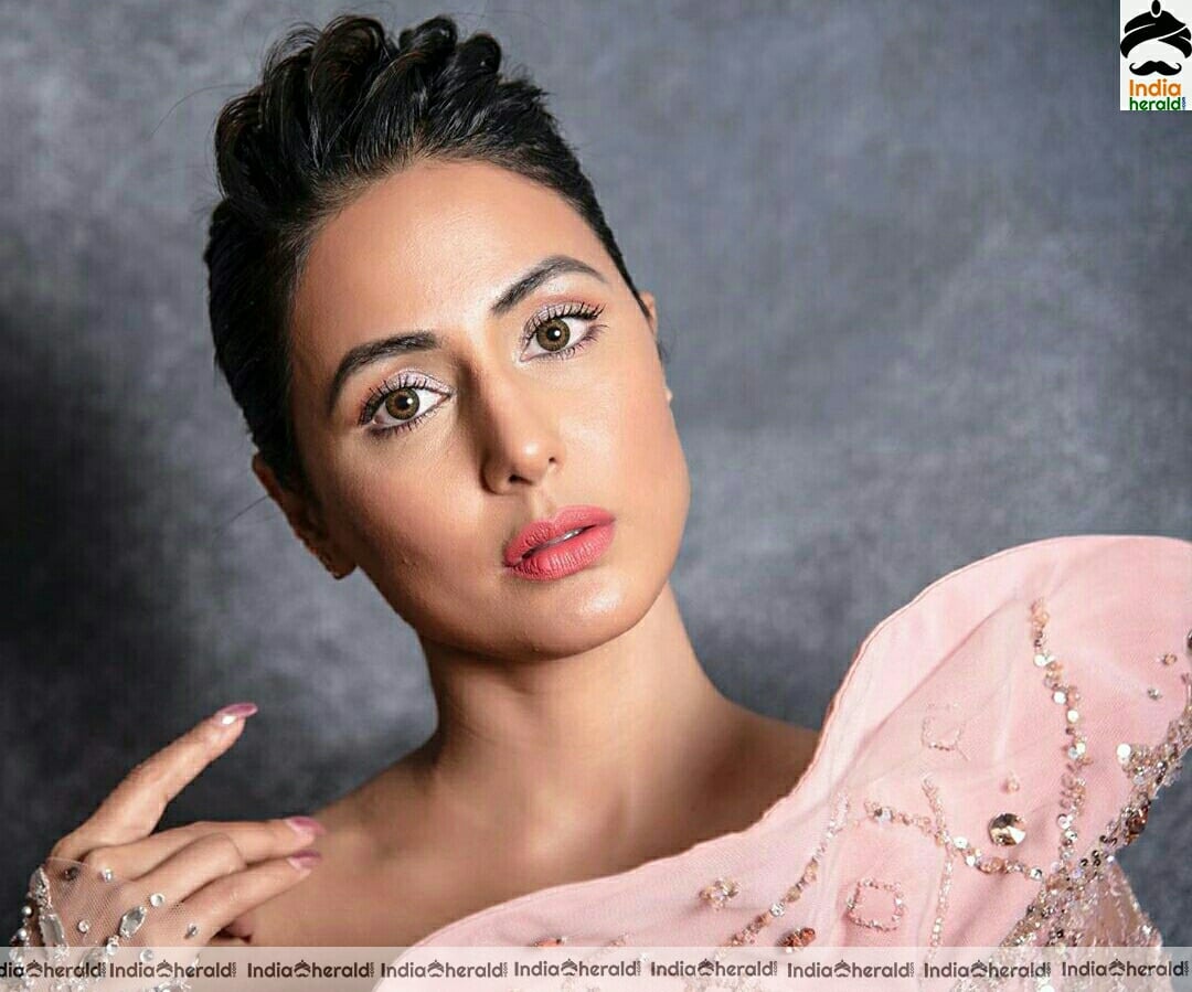 Hina Khan Looking hot in cream and peach attire set 1