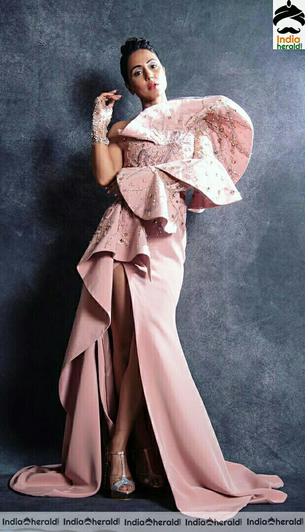 Hina Khan Looking hot in cream and peach attire set 1