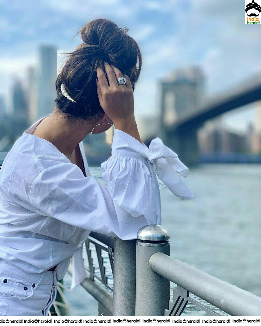 Hina Khan Showing Her Sexy Waist And Hot Thigh Revealing White Dress