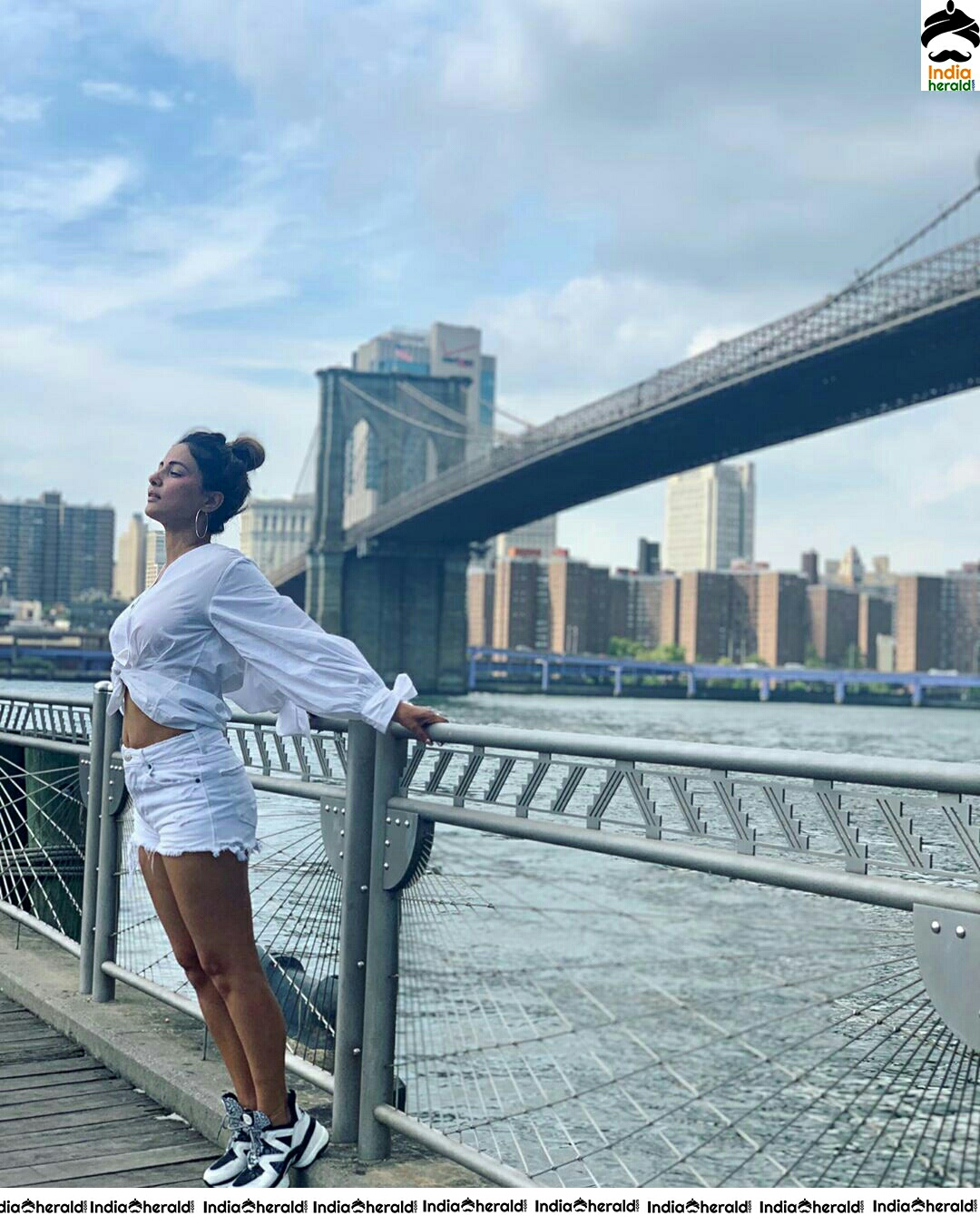 Hina Khan Showing Her Sexy Waist And Hot Thigh Revealing White Dress