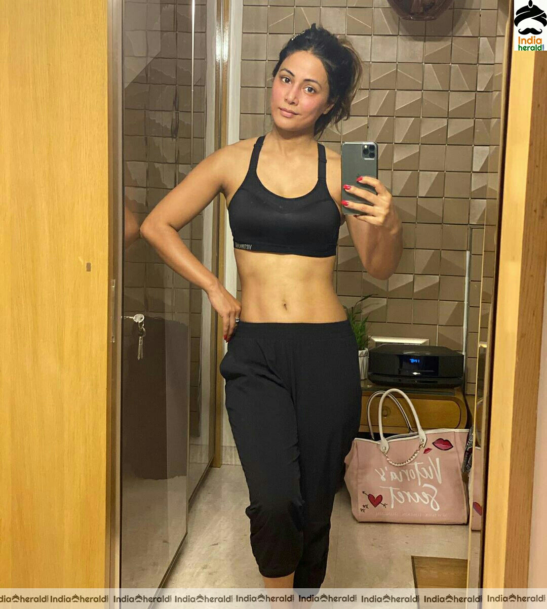 Hina Khan Shows Her Sexy Waistline In Sports Bra
