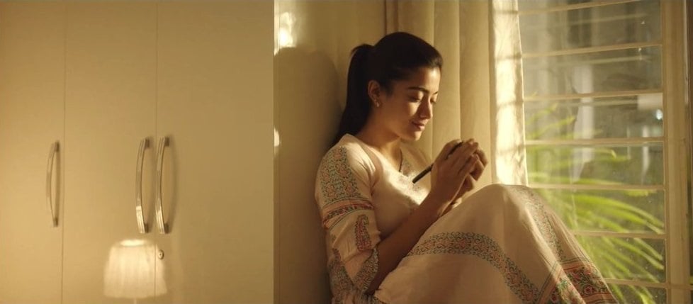 Hot And Spicy Scenes Between Rashmika Mandanna And Vijay Deverakonda From Dear Comrade