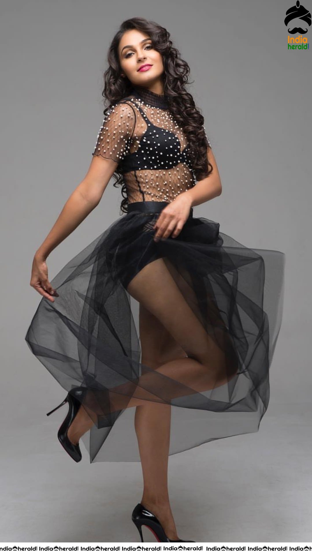 Hot Andrea Jeremiah Slaying in Black Brassiere and Exposing Photos Set 1