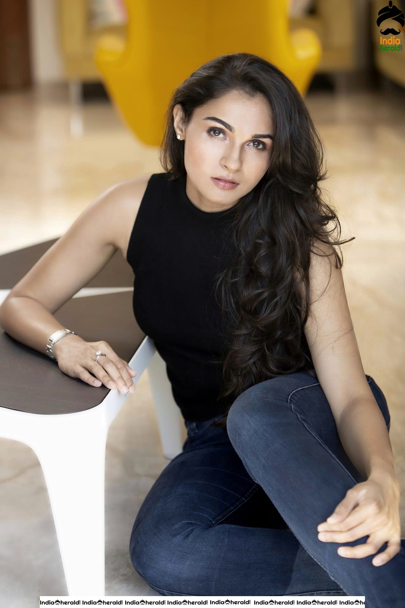 Hot Andrea Jeremiah Slaying in Black Brassiere and Exposing Photos Set 2