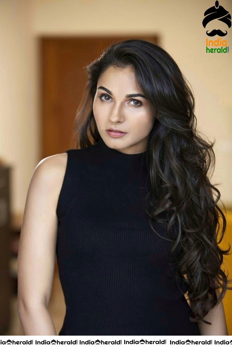 Hot Andrea Jeremiah Slaying in Black Brassiere and Exposing Photos Set 2