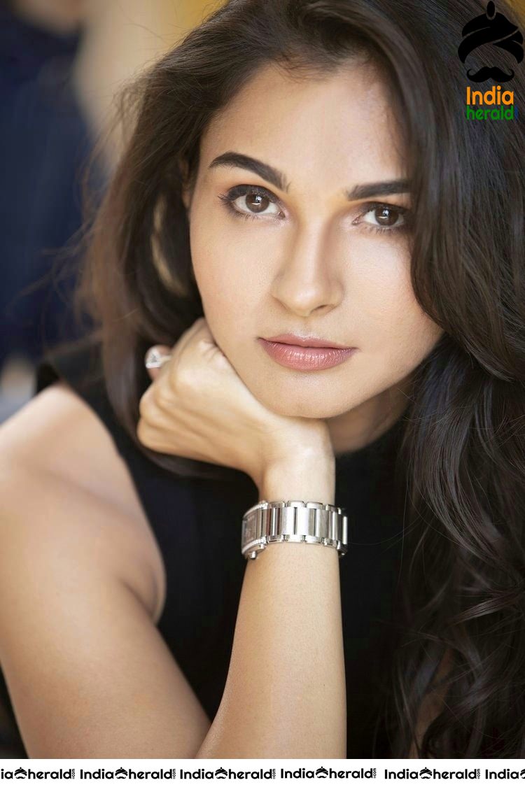 Hot Andrea Jeremiah Slaying in Black Brassiere and Exposing Photos Set 2