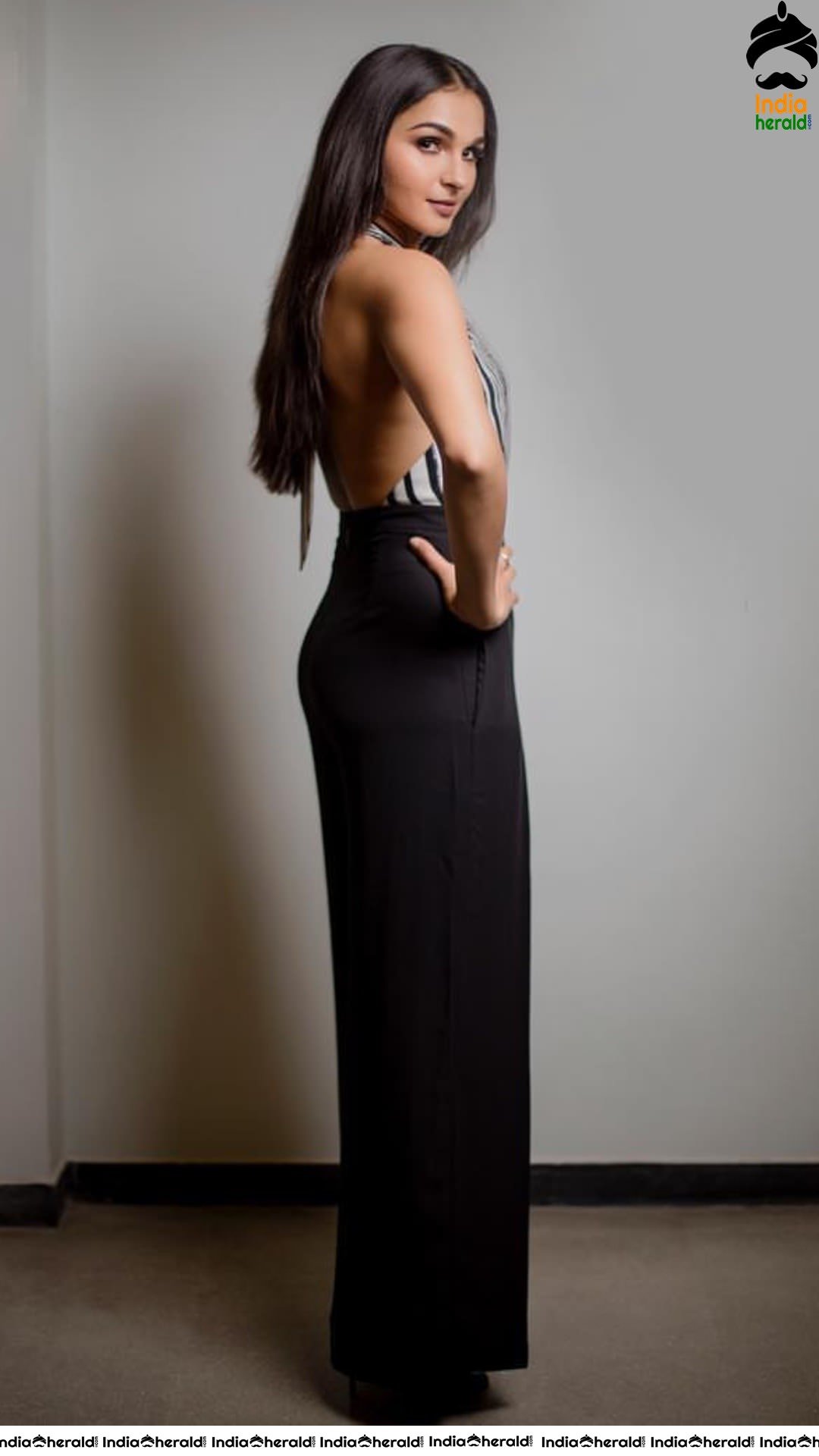 Hot Andrea Jeremiah Slaying in Black Brassiere and Exposing Photos Set 3