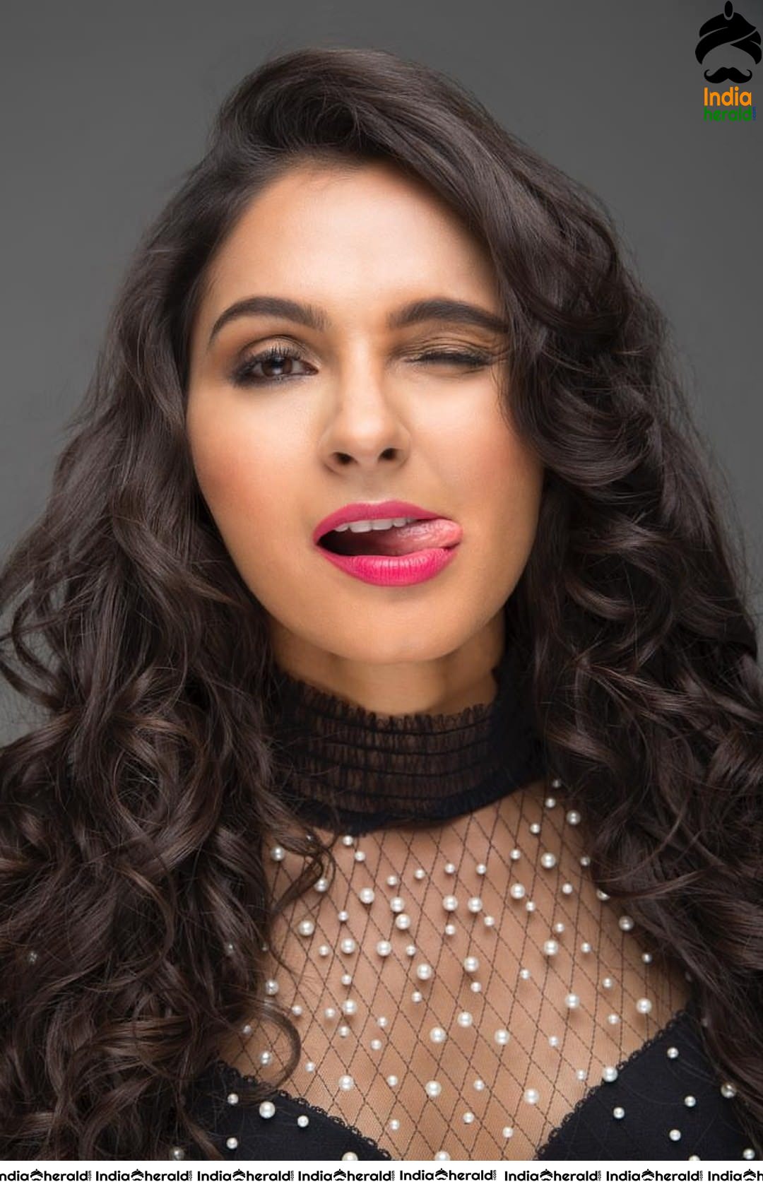 Hot Andrea Jeremiah Slaying in Black Brassiere and Exposing Photos Set 3