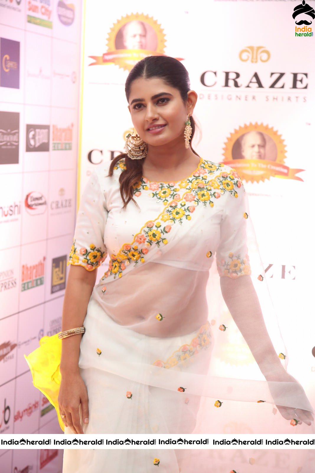 Hot Ashima Narwal Oozing Sex Appeal In White Transparent Saree Set 3