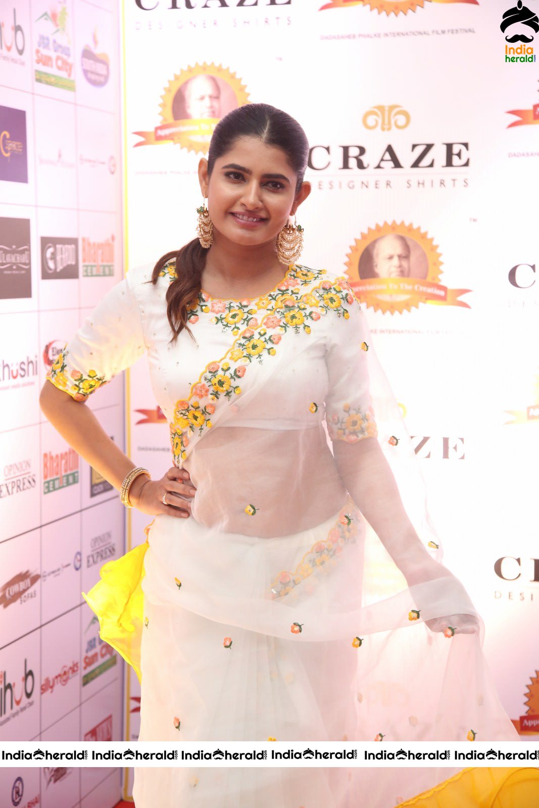 Hot Ashima Narwal Oozing Sex Appeal In White Transparent Saree Set 4