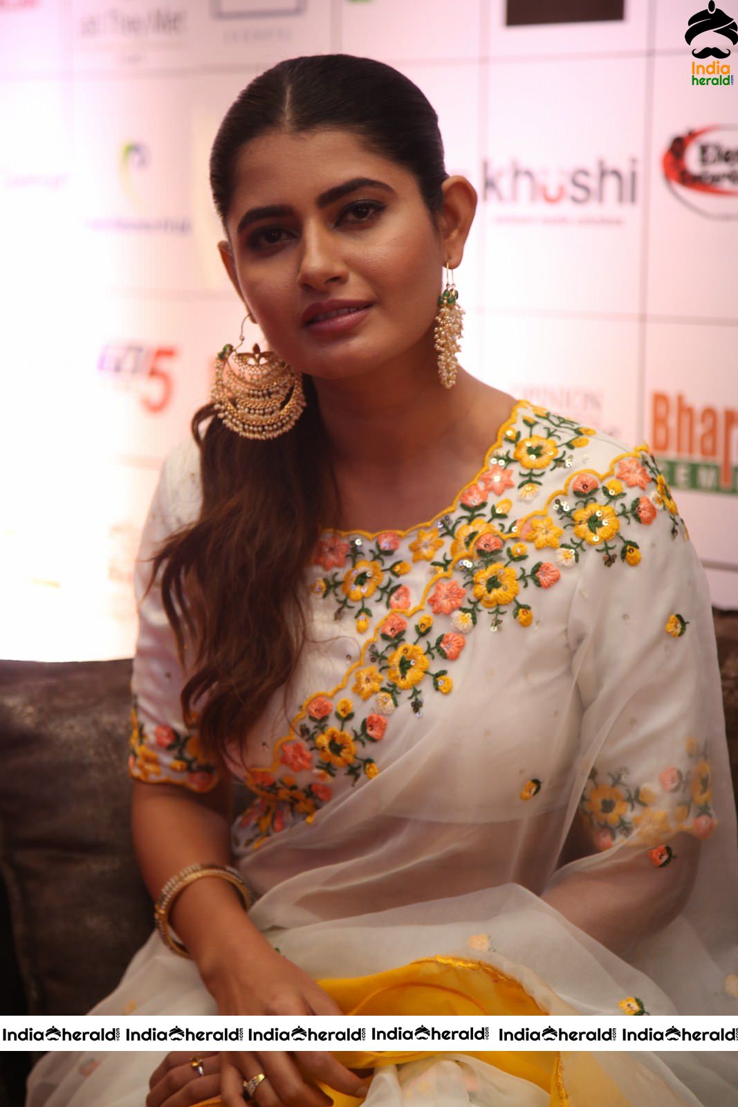 Hot Ashima Narwal Oozing Sex Appeal In White Transparent Saree Set 4