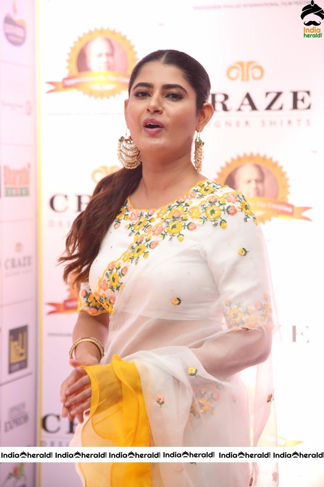 Hot Ashima Narwal Oozing Sex Appeal In White Transparent Saree Set 4