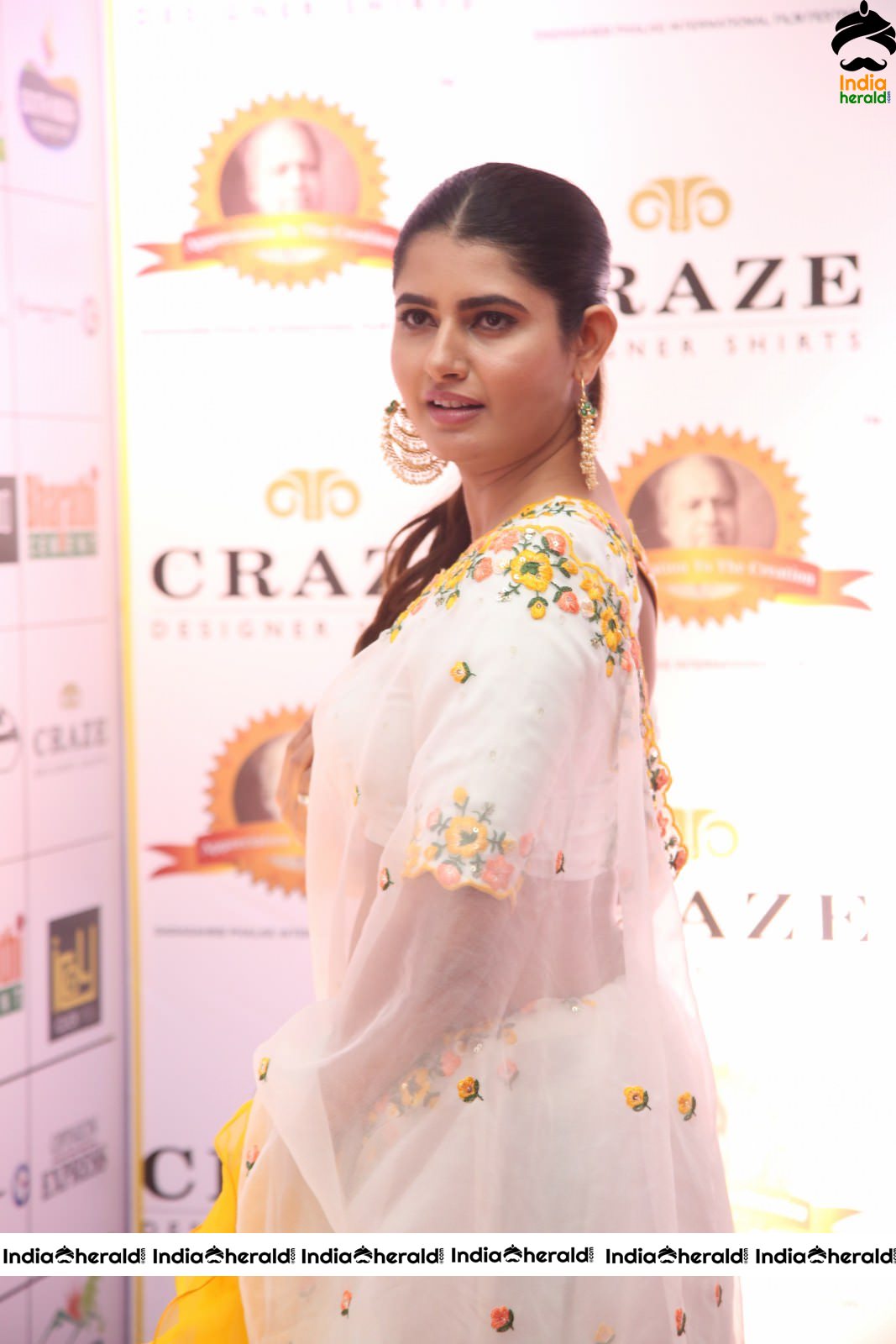 Hot Ashima Narwal Oozing Sex Appeal In White Transparent Saree Set 4