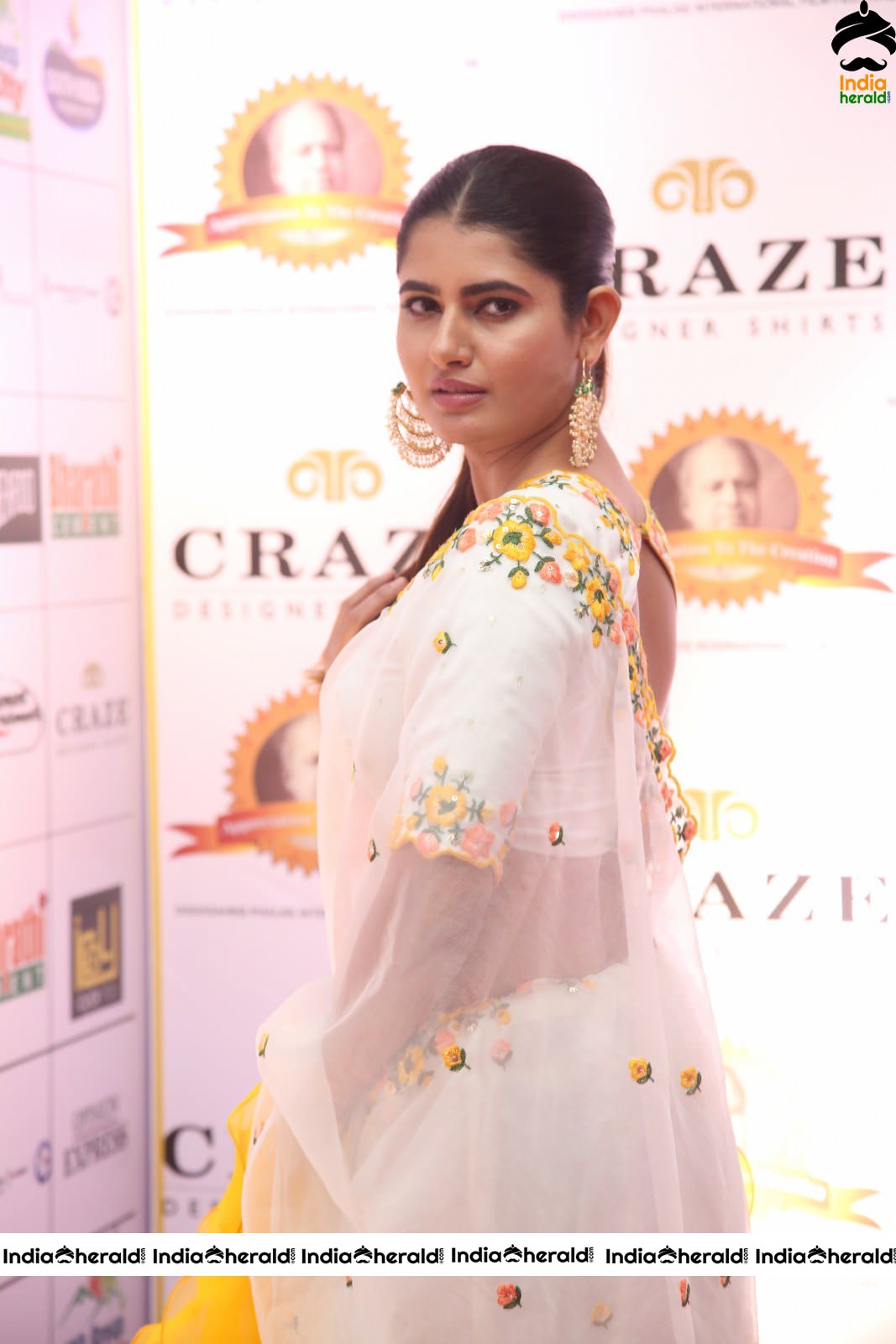 Hot Ashima Narwal Oozing Sex Appeal In White Transparent Saree Set 4