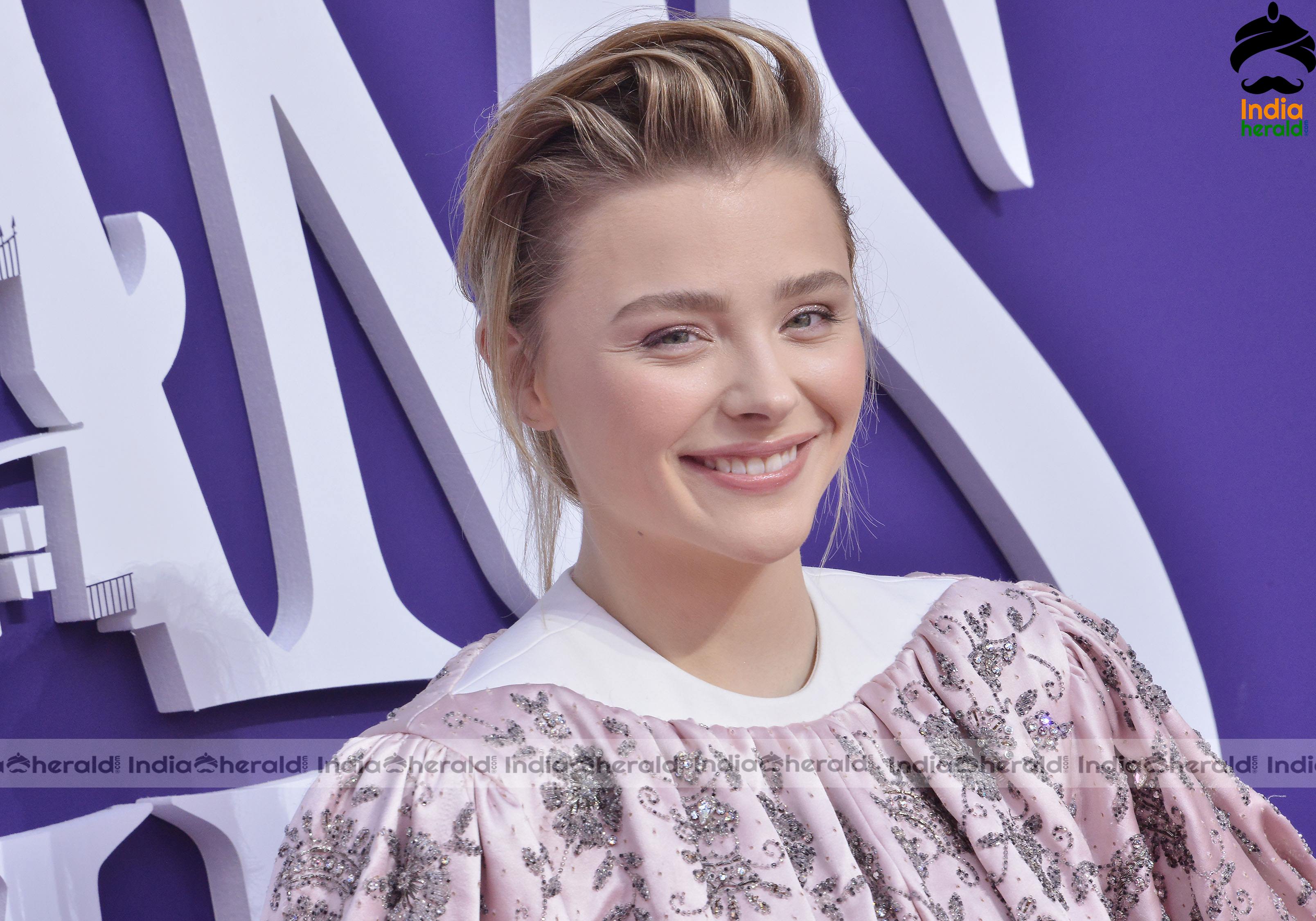 Hot Chloe Grace Moretz with the crew at the the Premiere of The Addams Family in Century City Set 3