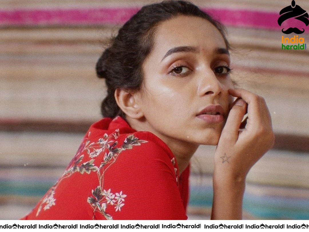 Hot Cleavage Revealing Photos of Sanchana Natarajan