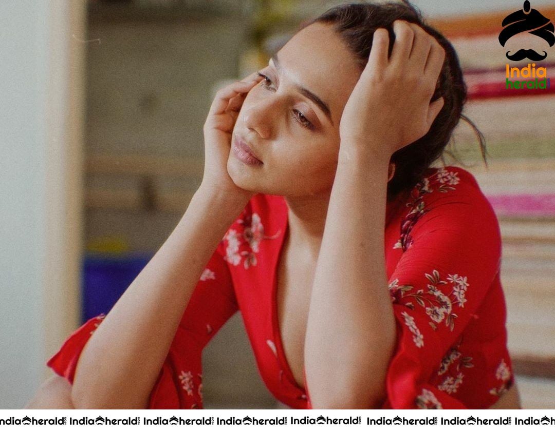 Hot Cleavage Revealing Photos of Sanchana Natarajan