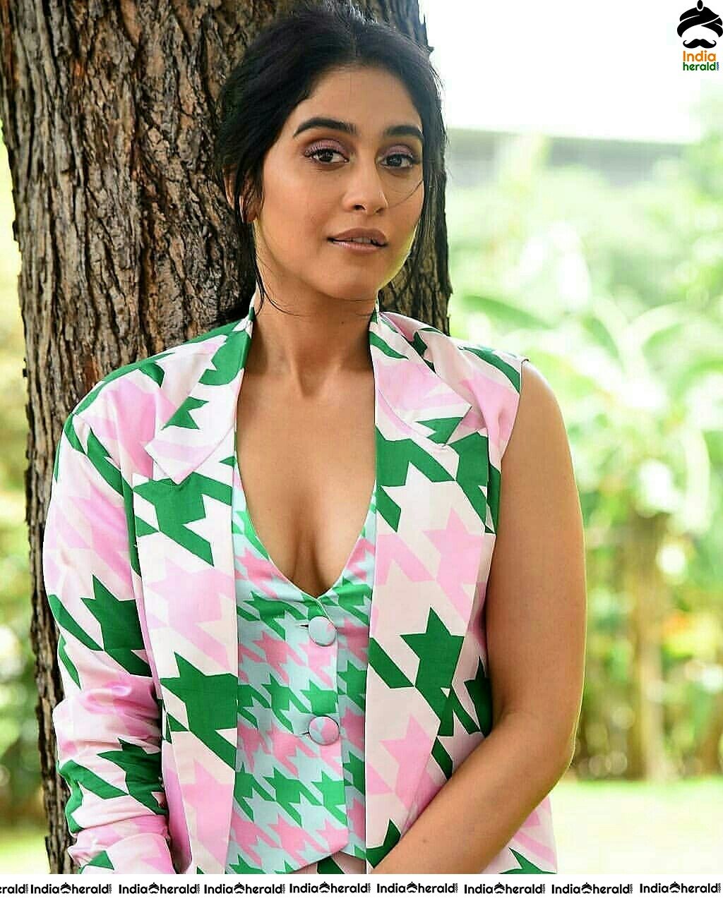 Hot Cleavage Show By Regina Cassandra