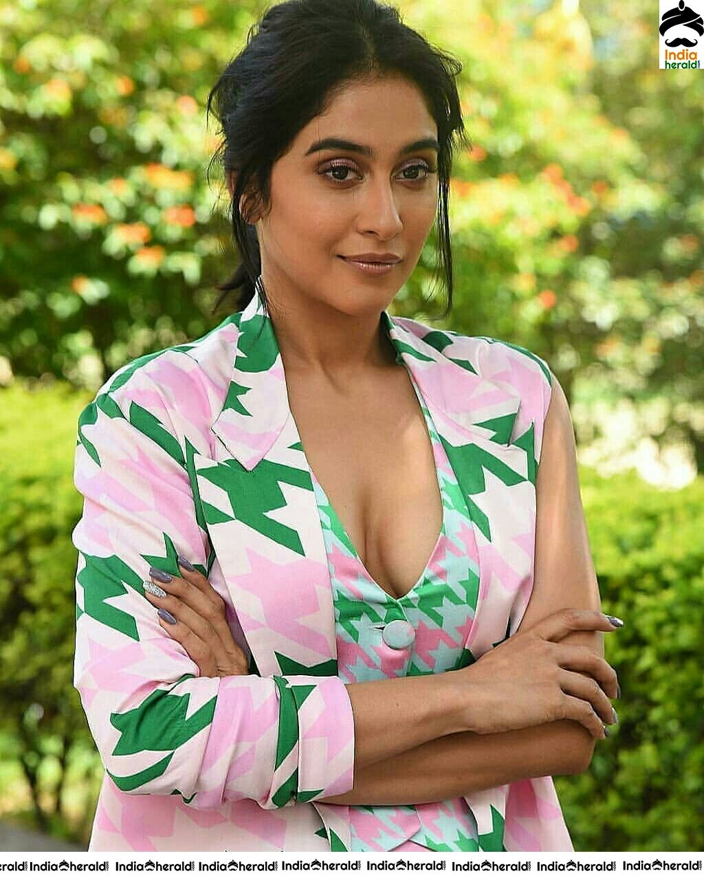 Hot Cleavage Show By Regina Cassandra