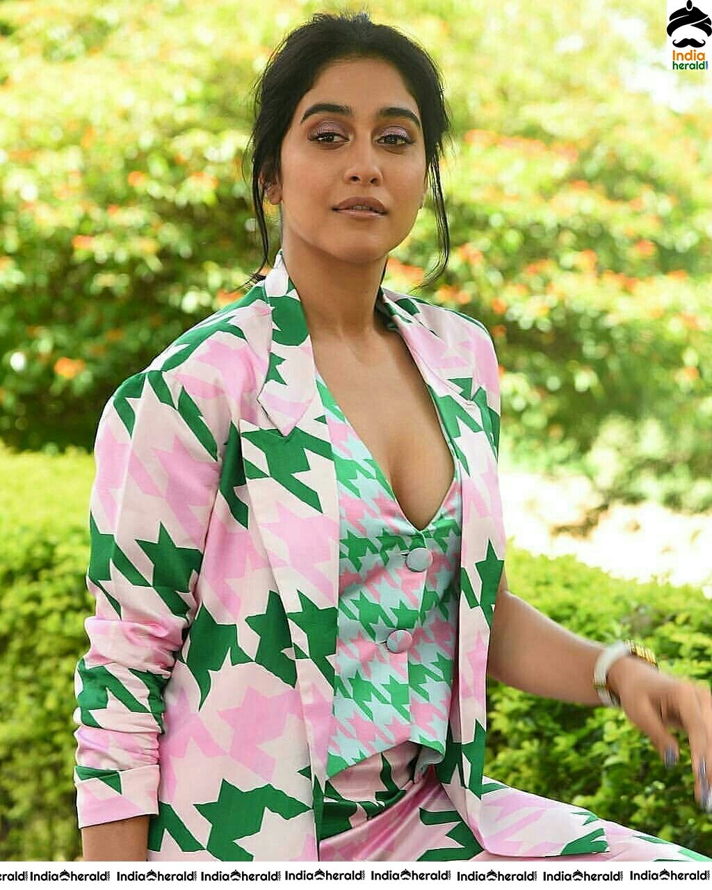 Hot Cleavage Show By Regina Cassandra