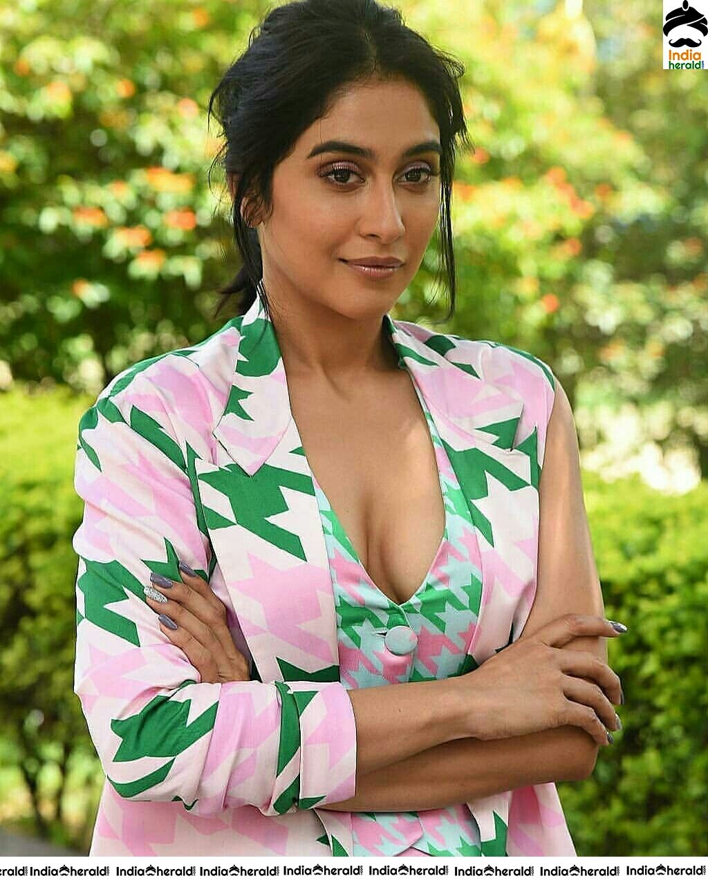 Hot Cleavage Show By Regina Cassandra