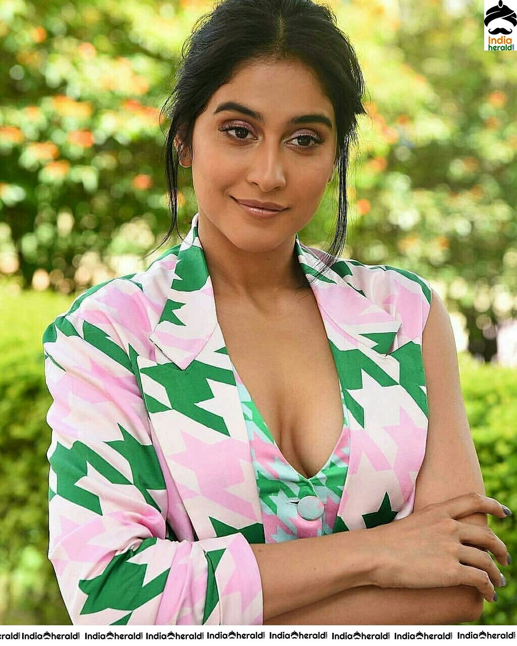 Hot Cleavage Show By Regina Cassandra