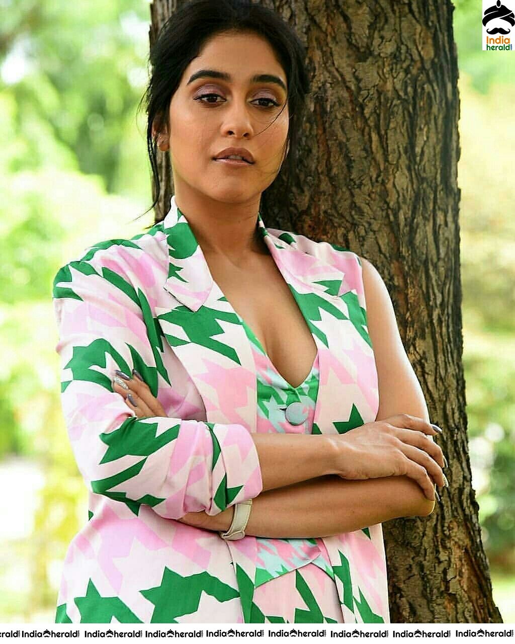 Hot Cleavage Show By Regina Cassandra