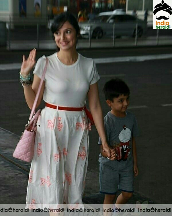 Hot Divya khosla Kumar Snapped At Airport