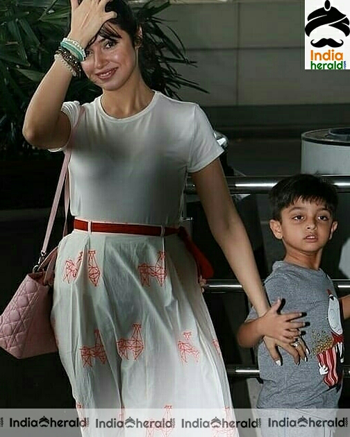 Hot Divya khosla Kumar Snapped At Airport