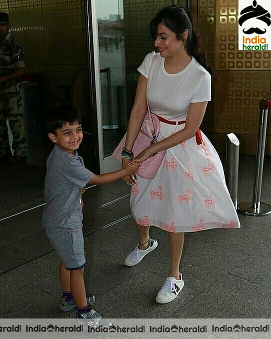 Hot Divya khosla Kumar Snapped At Airport