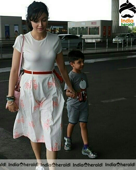 Hot Divya khosla Kumar Snapped At Airport