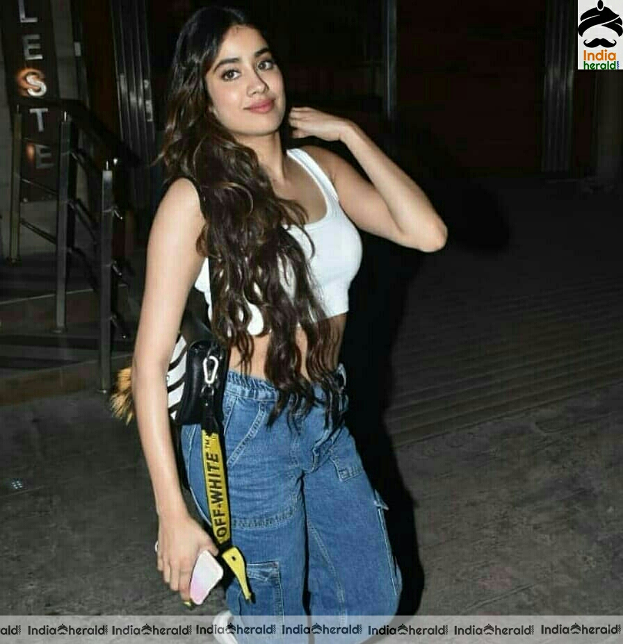 Hot Janhvi Kapoor Spotted Outside juhu