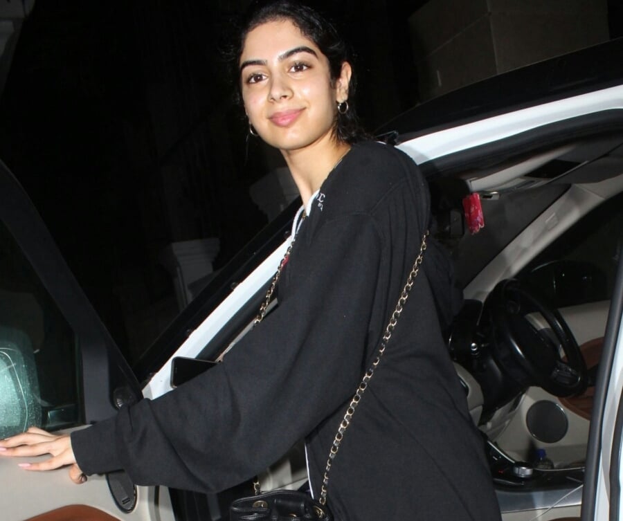 Hot Khushi Kapoor Seen At Juhu