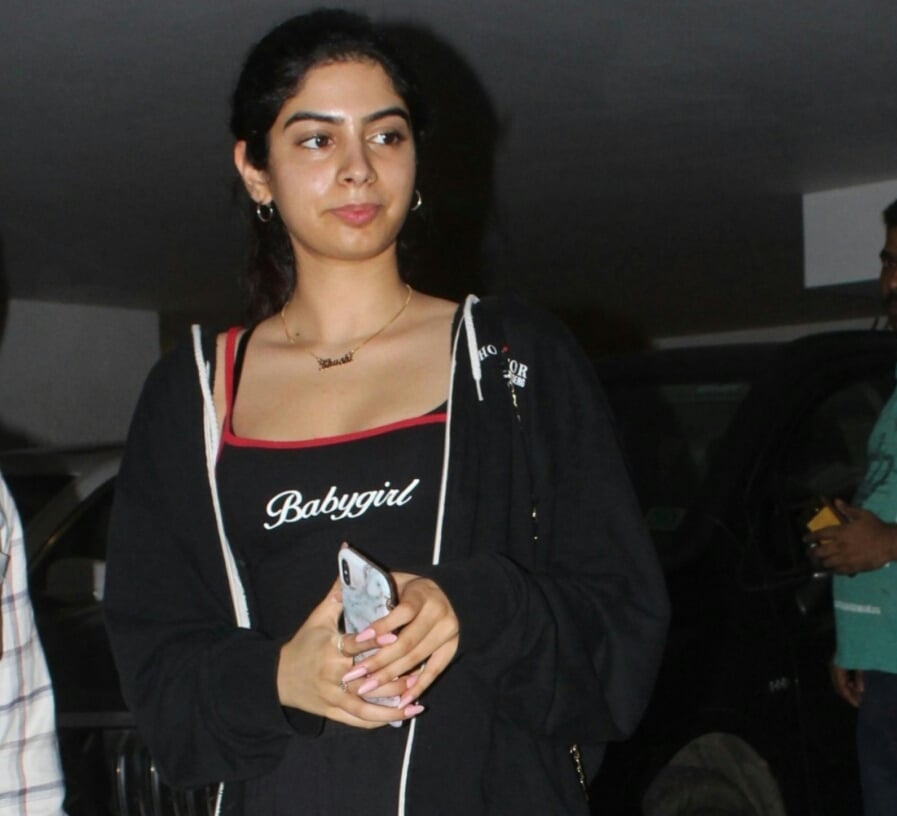Hot Khushi Kapoor Seen At Juhu