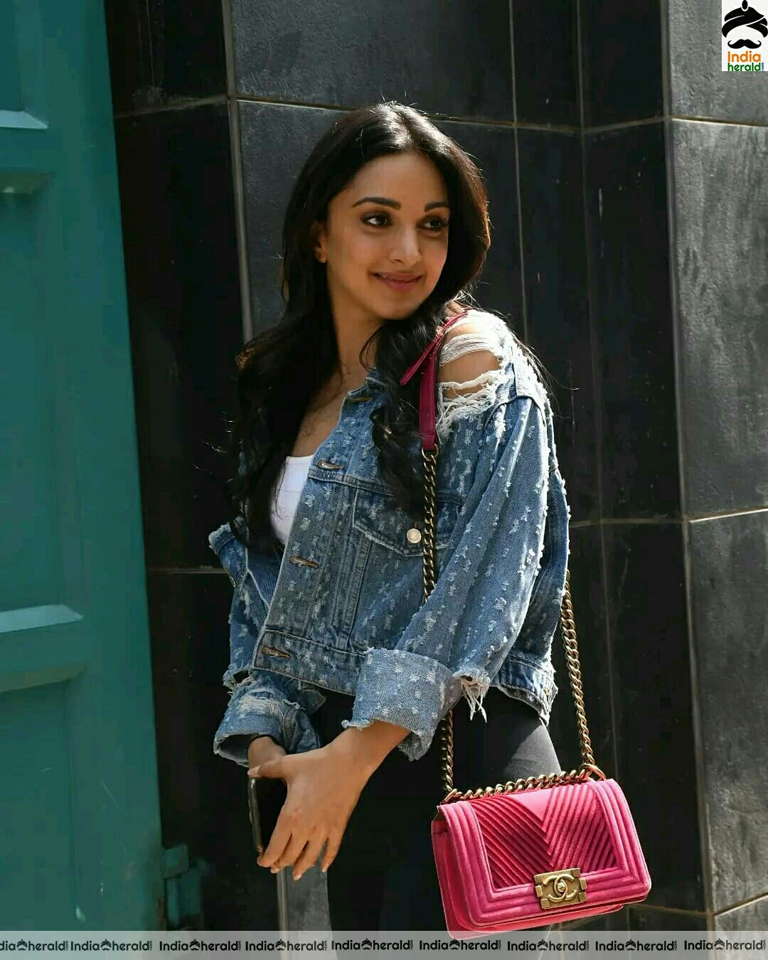 Hot Kiara advani Spotted at Bandra