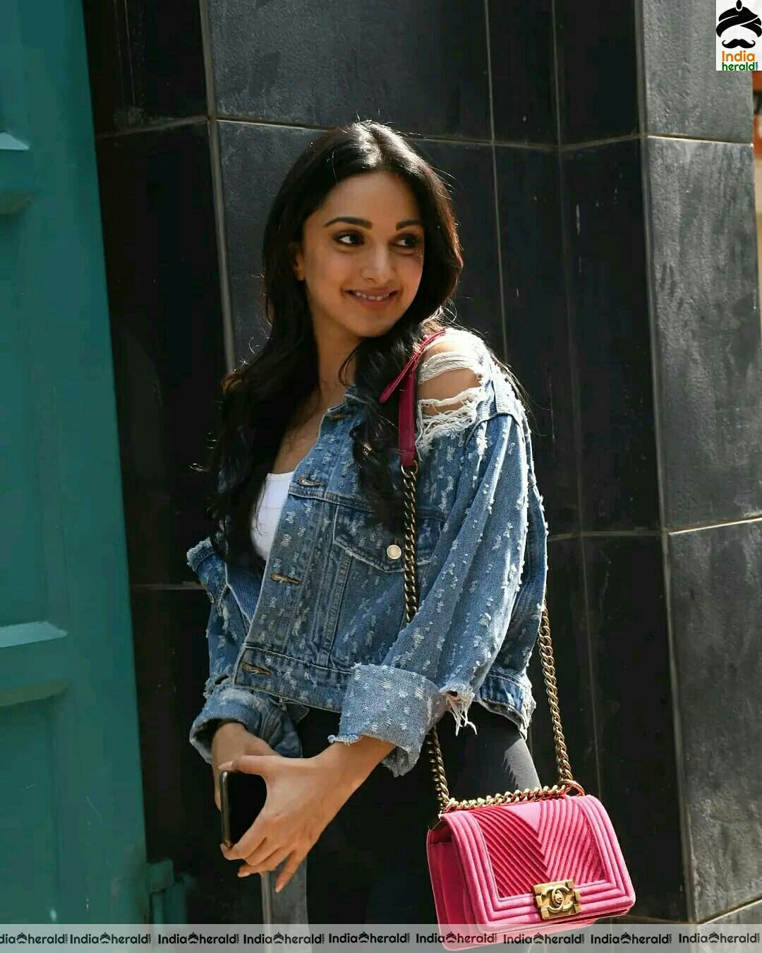 Hot Kiara advani Spotted at Bandra