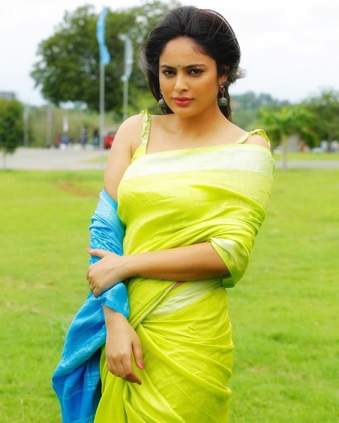 Hot Nandita Swetha In Sleeveless Blouse And Saree