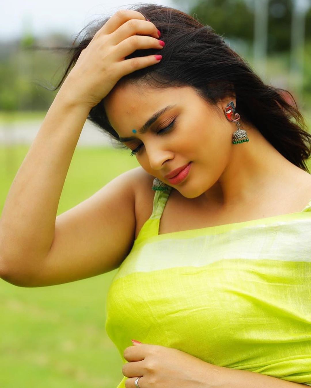 Hot Nandita Swetha In Sleeveless Blouse And Saree